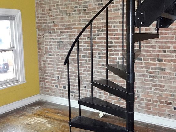 2nd image of 195 Bridge St #2