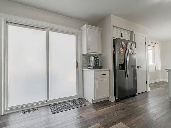 2nd image of 1043 N Lakeshore Dr