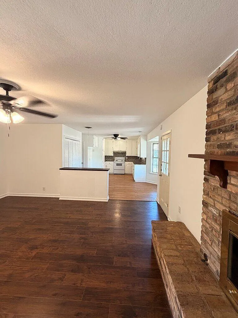 3 bed, 2.0 bath, 1827 sqft, $2,400 — Photo 3