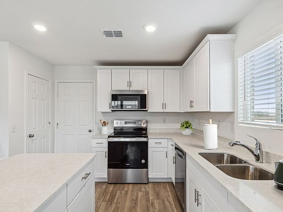 Eat in kitchen features large island Model representation