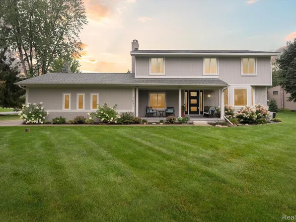 1431 Kingsway Dr, Highland, MI 48356