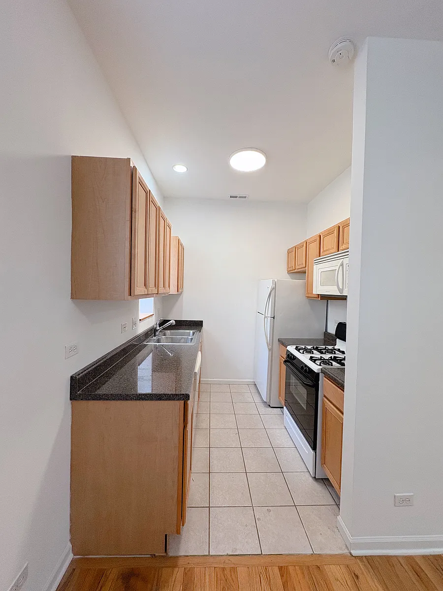 Building Photo - 2216 W Chicago Ave #2R