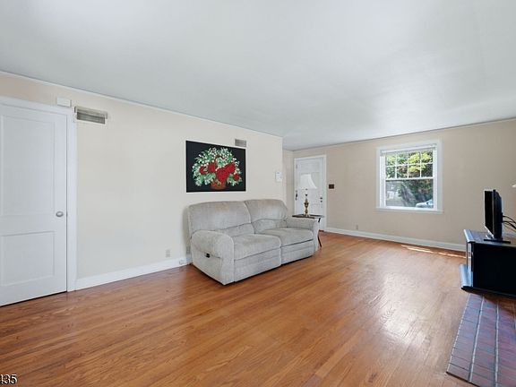 5th image of 21 Wagner St