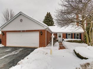 8 Hanover Ln, Sugar Grove, IL 60554