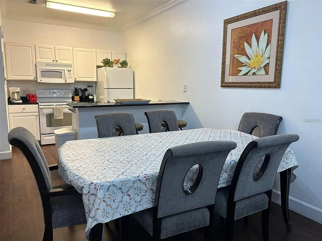 3 bed, 2.0 bath, 1300 sqft, $2,350 — Photo 2