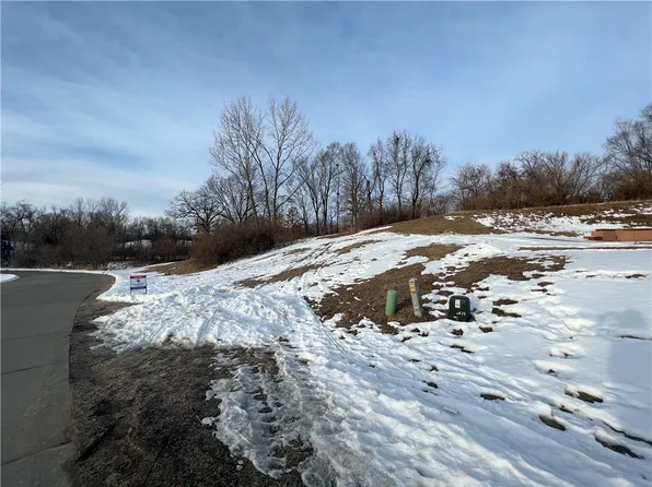 5675 Arbor Lake Dr, Pleasant Hill, IA 50327