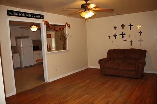 3rd image of 607 S Avenue P