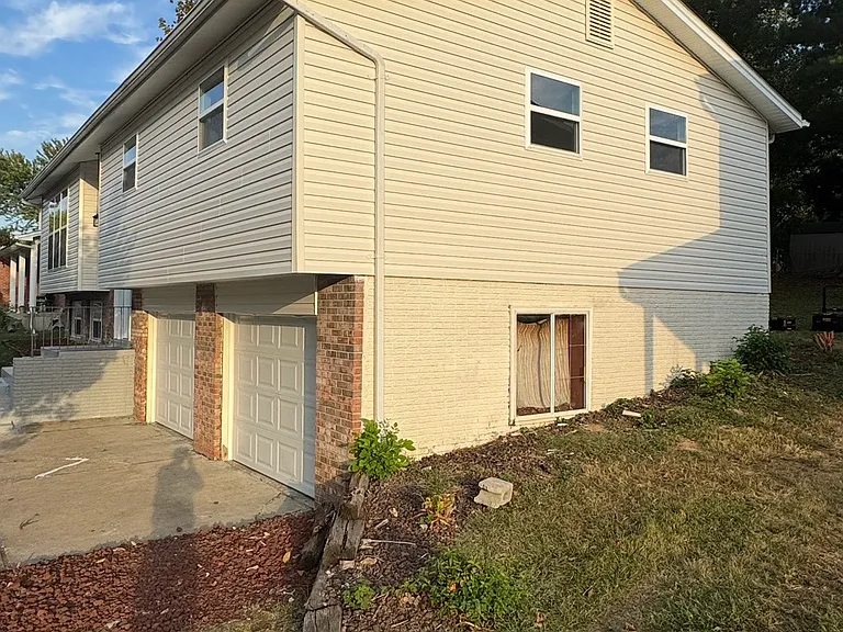 304 Rebecca Dr — Photo 2