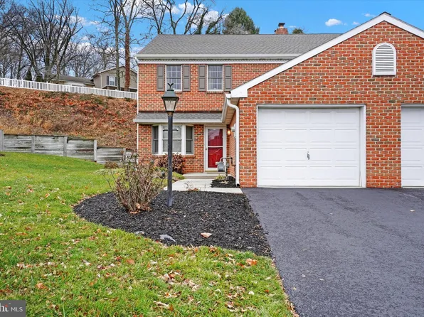 245 Wyntre Brooke Dr #4, York, PA 17403