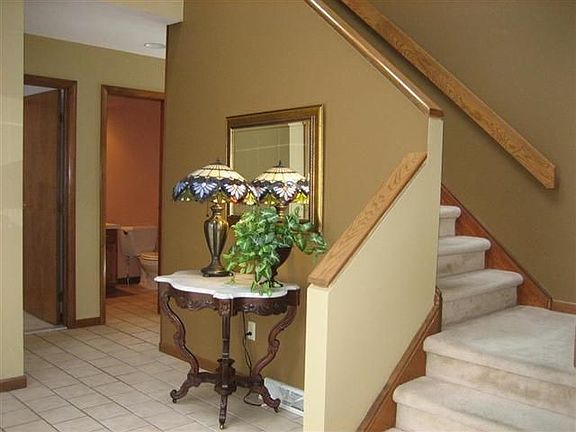 5th image of 32 Berkshire Dr W