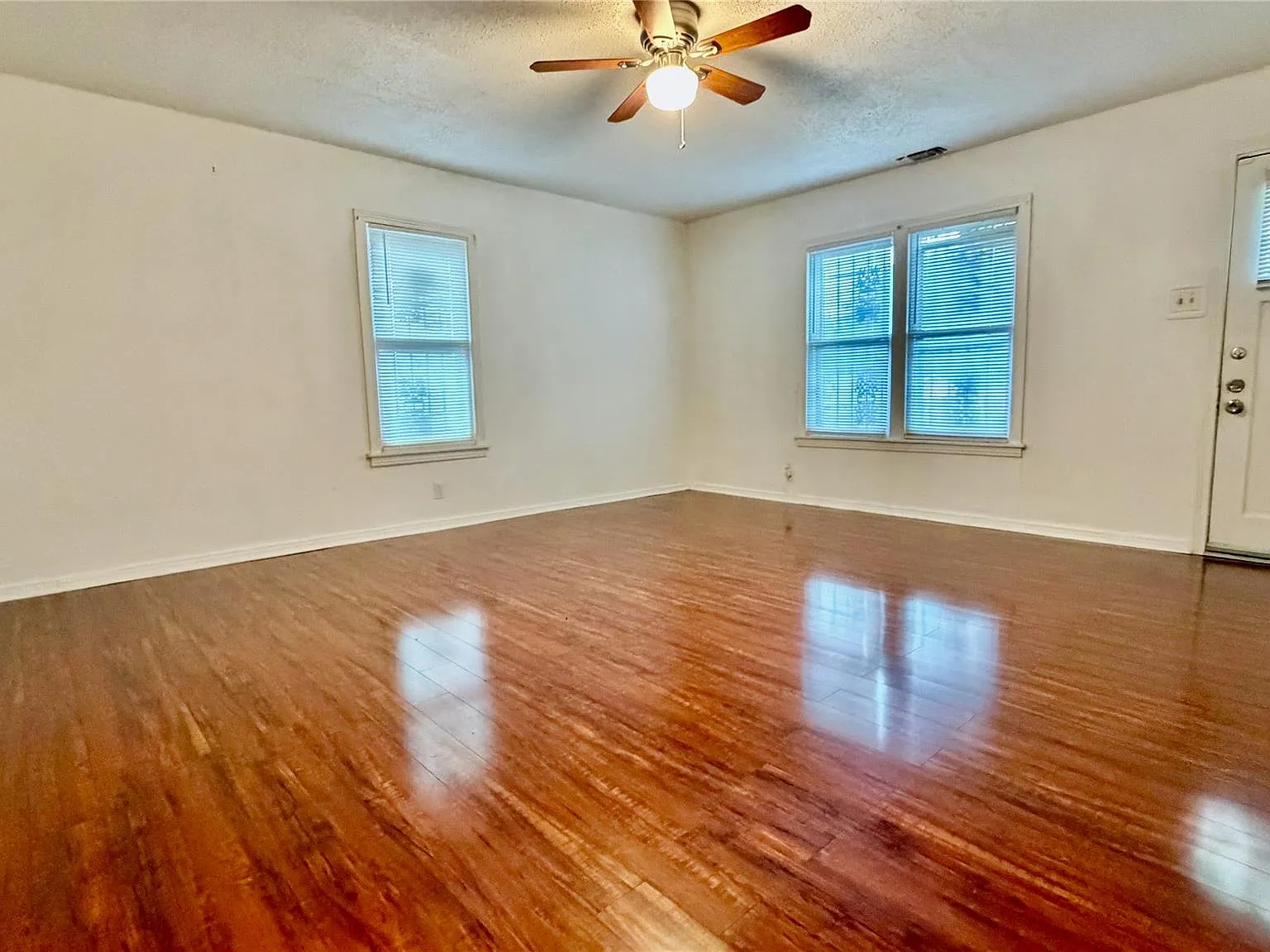 3 bed, 2.0 bath, 1344 sqft, $3,025 — Photo 4