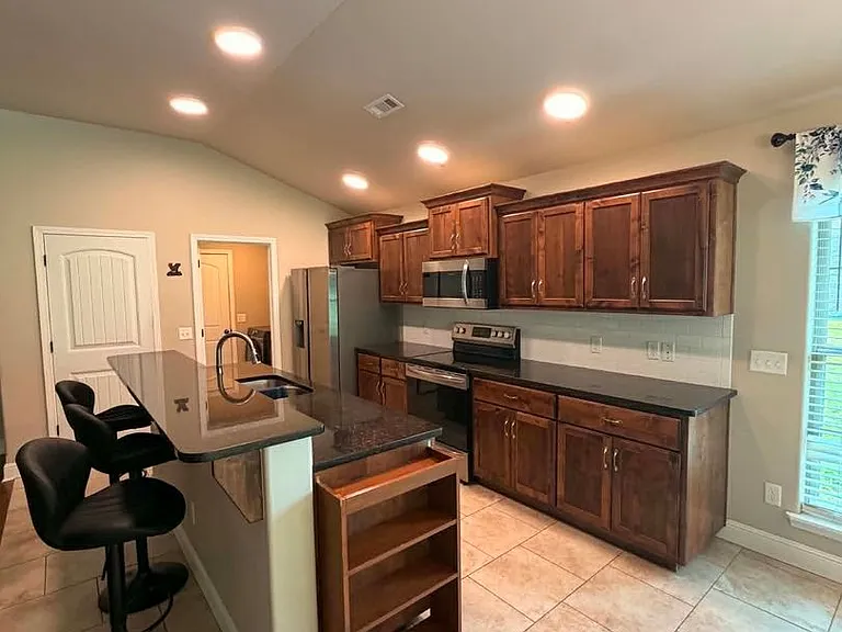1104 Lakeview Dr — Photo 5
