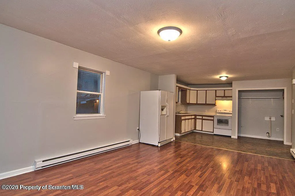 Building Photo - 1418 N Main Ave #B