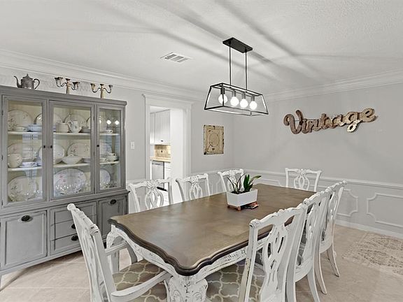 4th image of 534 Ellingham Drive