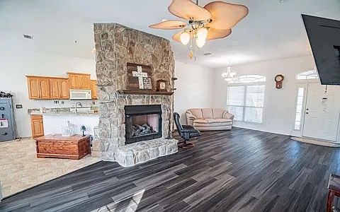 2nd image of 176 NW Silverleaf Ln