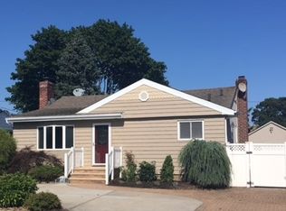 1453 Joyce Ln, Seaford, NY 11783