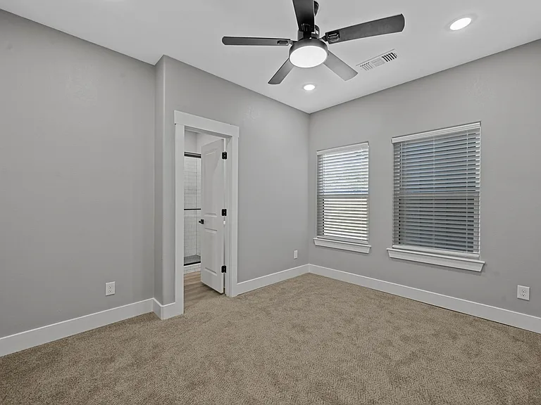 527 W Walker St — Photo 3