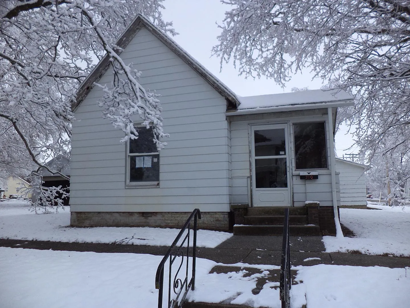 310 E North St photo 1