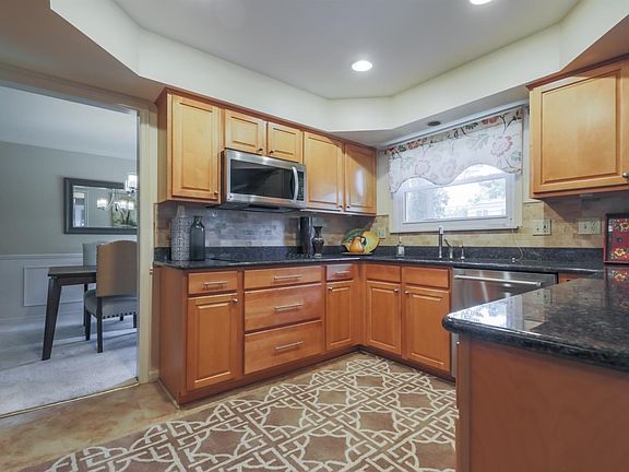 3rd image of 10527 Brookwood Dr