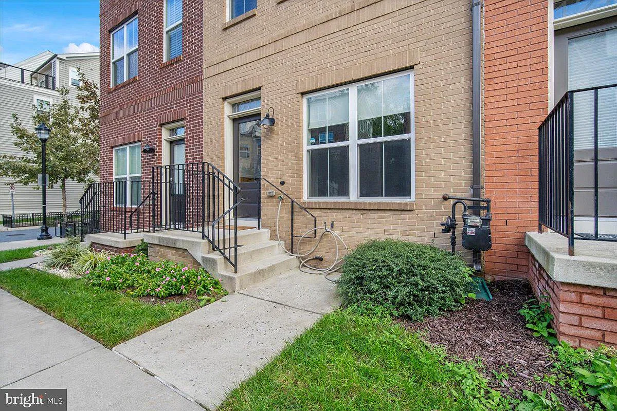 3 bed, 2.5 bath, 2560 sqft, $3,400 — Photo 1