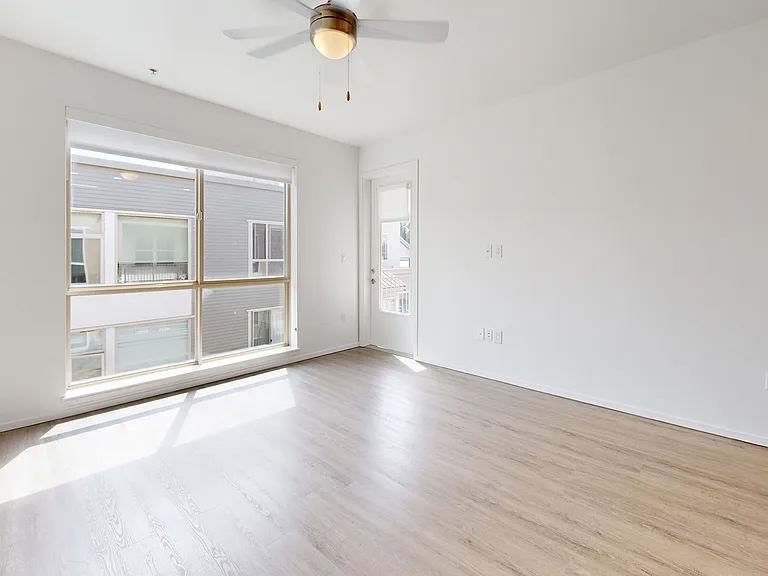 Island Square — Photo 81