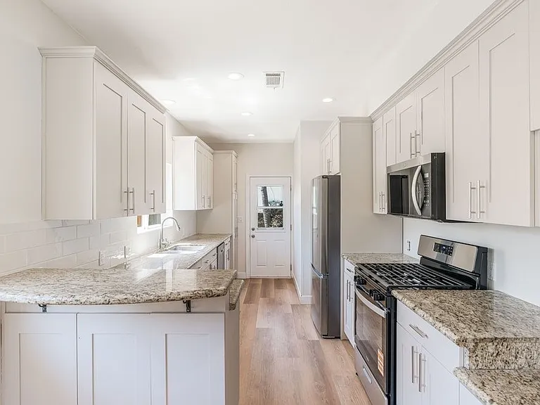 1100 S Highland Ave — Photo 10