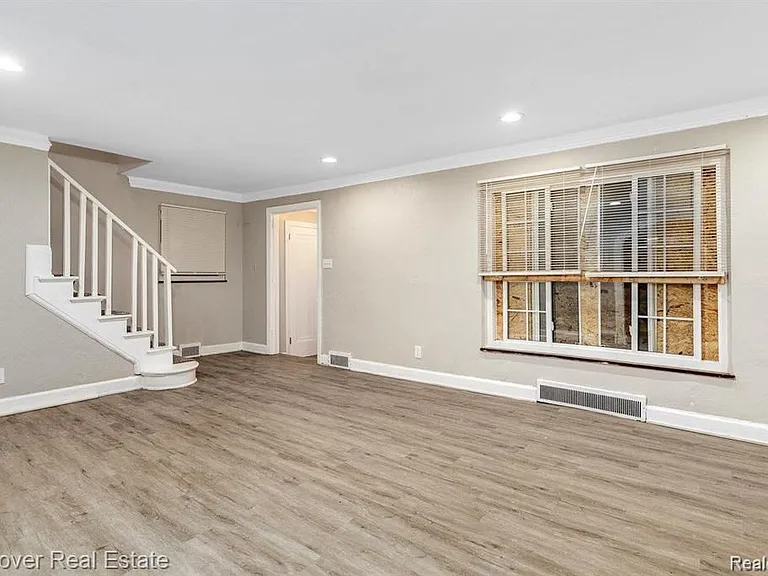 5574 Buckingham Ave — Photo 4