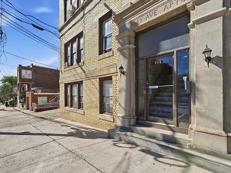 61 65th St #8 — Photo 24