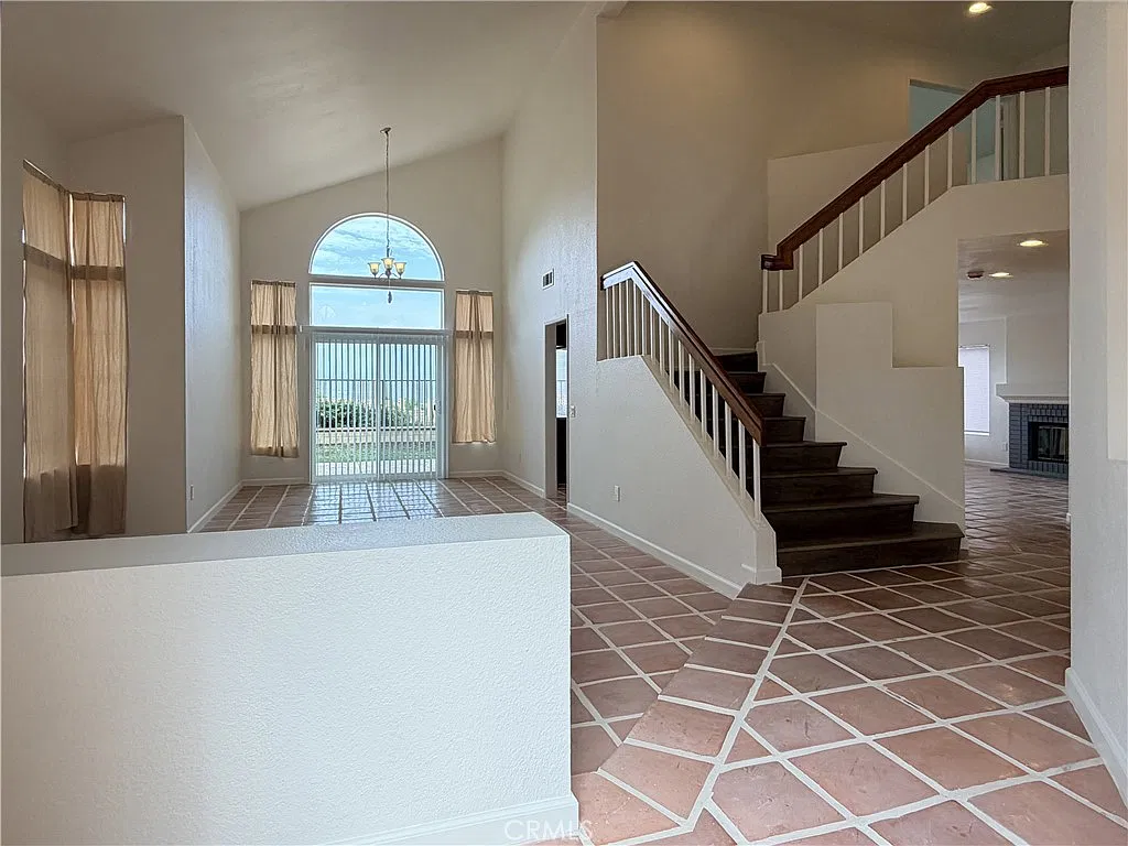 4 bed, 2121 sqft, $4,200 — Photo 3