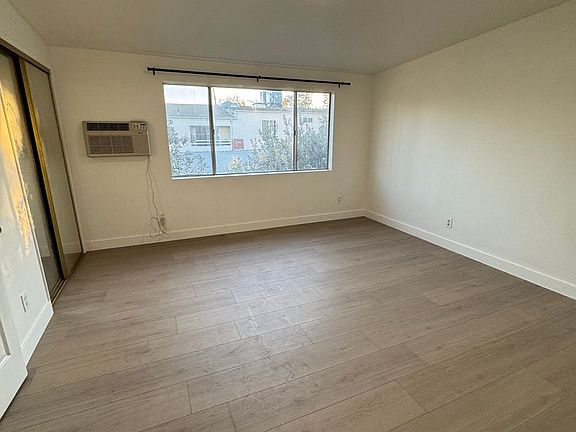5th image of 6500 Balboa Blvd #B