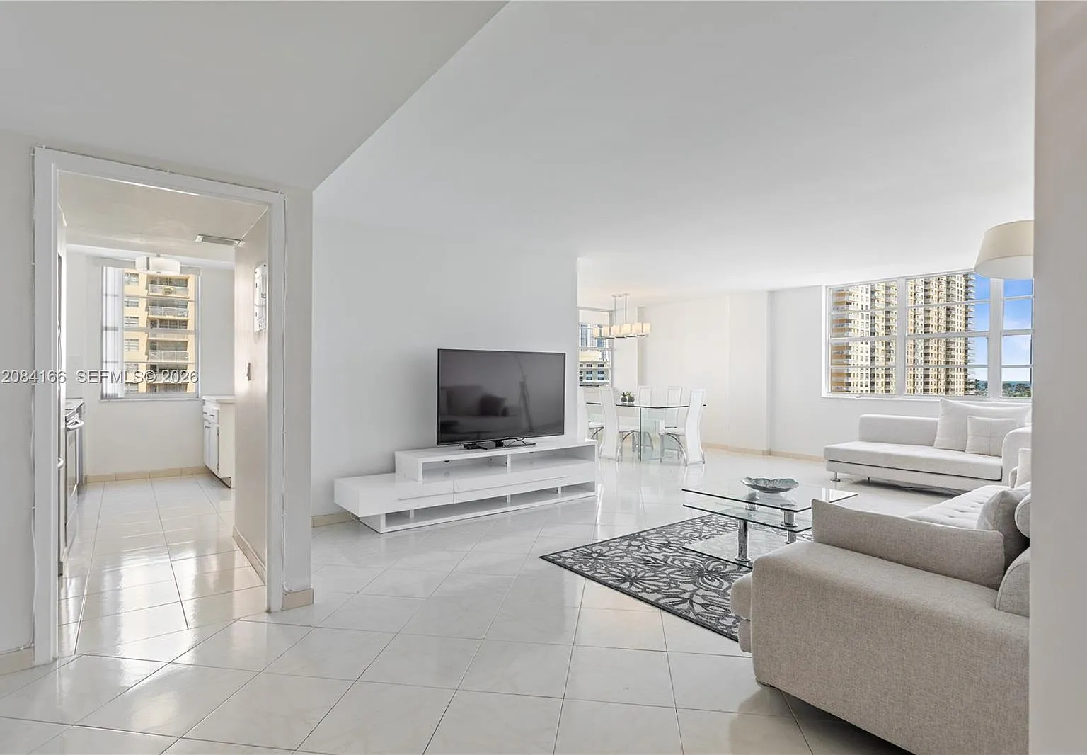 Winston Towers 100 Condo — Photo 1