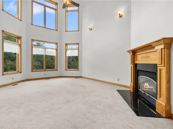 2277 Dakota Dr, Pella, IA 50219