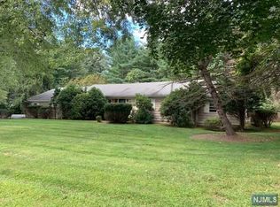 925 Marie Ct, Franklin Lakes, NJ 07417