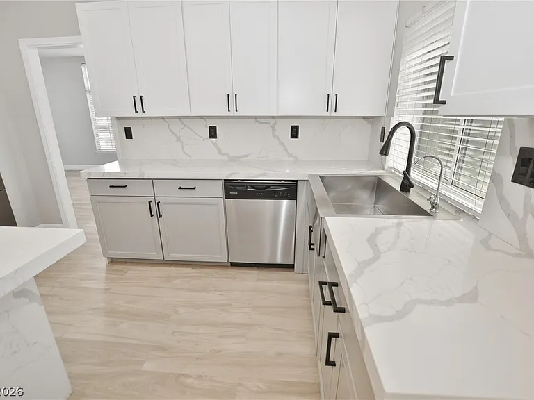 747 Canyon Crest Dr — Photo 11