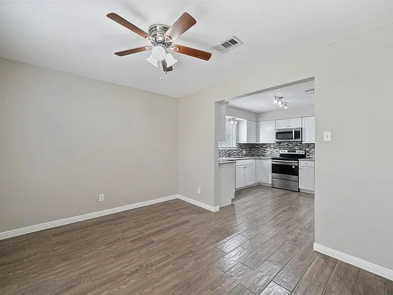 643 Ames St — Photo 8