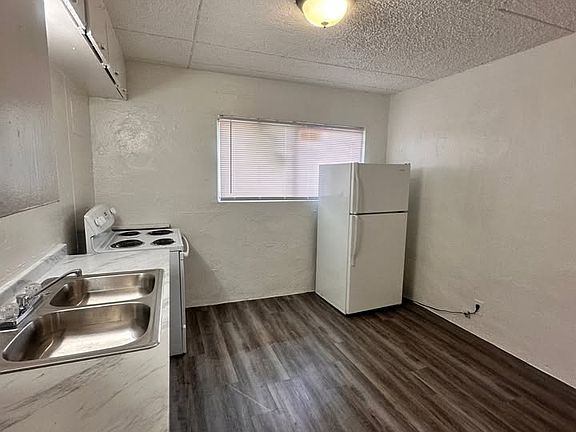 3rd image of 5214 Crane St #1