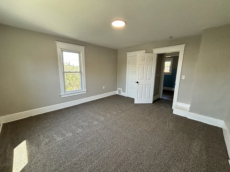 351 1st St SE — Photo 4