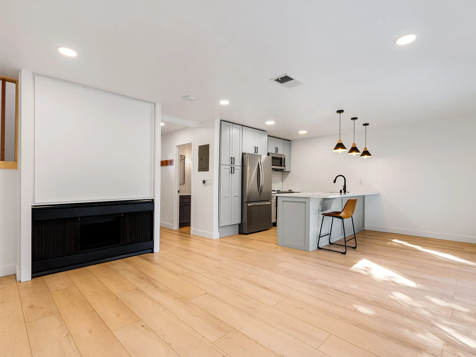 2 bed, 1.5 bath, 1023 sqft, $3,950 — Photo 2