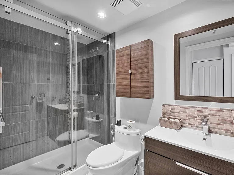 2106 Yew St — Photo 11