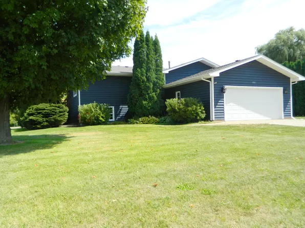 100 Gables Dr SW, Poplar Grove, IL 61065