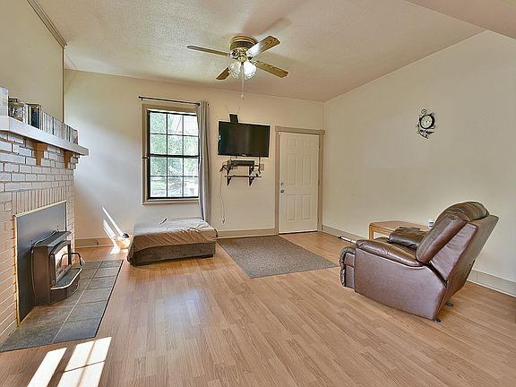 3rd image of 1918 Lawson Ave