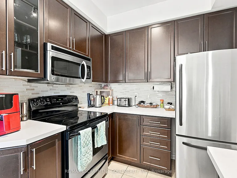 1050 Ryckman Cmn — Photo 9
