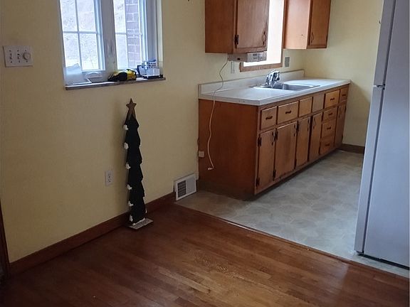 4th image of 404 Mahoning Ave