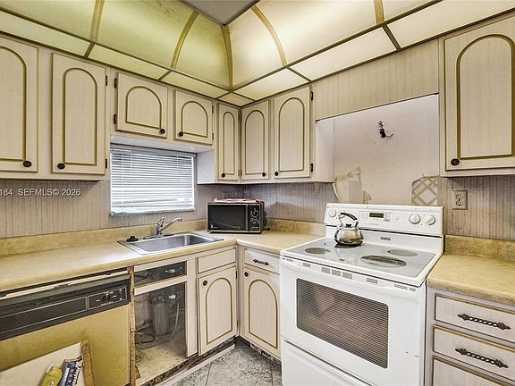 3rd image of 811 S Hollybrook Dr APT 207