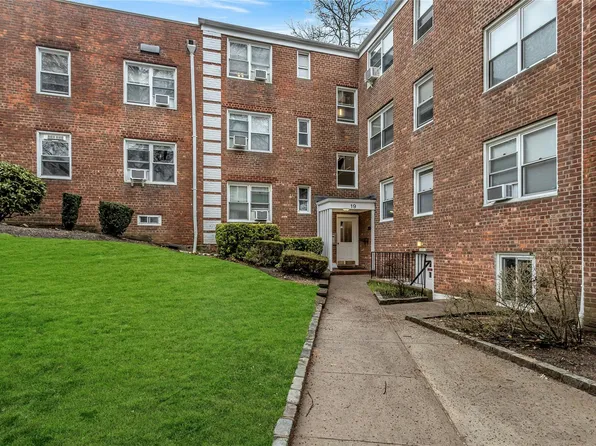 19 Edwards St #3E, Roslyn Heights, NY 11577
