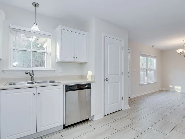 703 Sycamore Ct — Photo 14