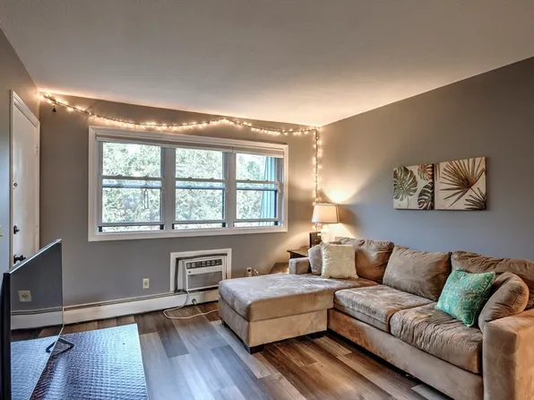 549 Russell Rd APT 3C, Westfield, MA 01085