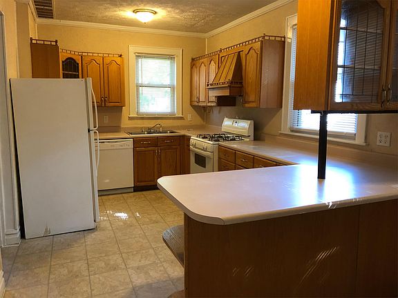 4th image of 926 & 1/2 9th St #1