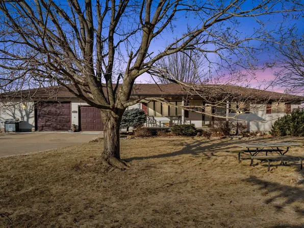 613 Line St, Manchester, IA 52057