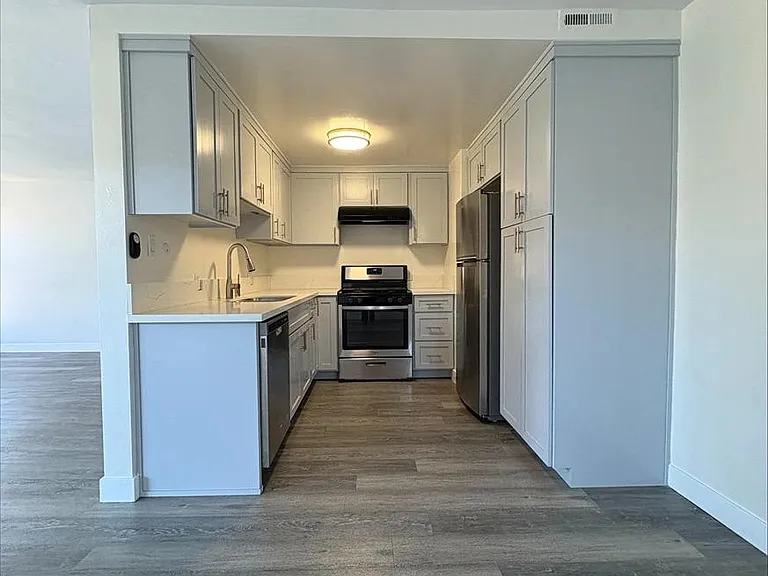 903 W 7th St #6 — Photo 4